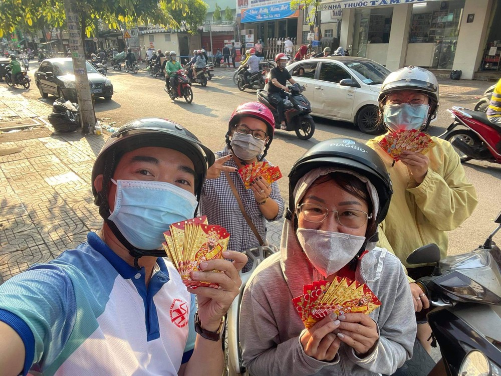 第五郡“愛心之家”慈善組給貧困者派發紅包 ảnh 1