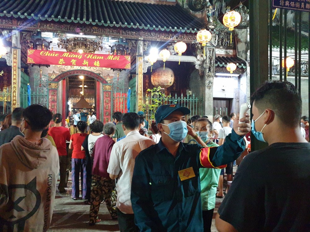 穗城會館：前来上香的善信都需填寫資料表格，測量體温。