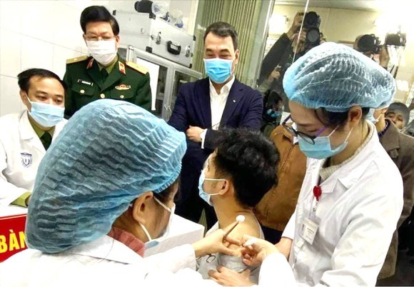 醫護人員是優先接著新冠疫苗的對象。