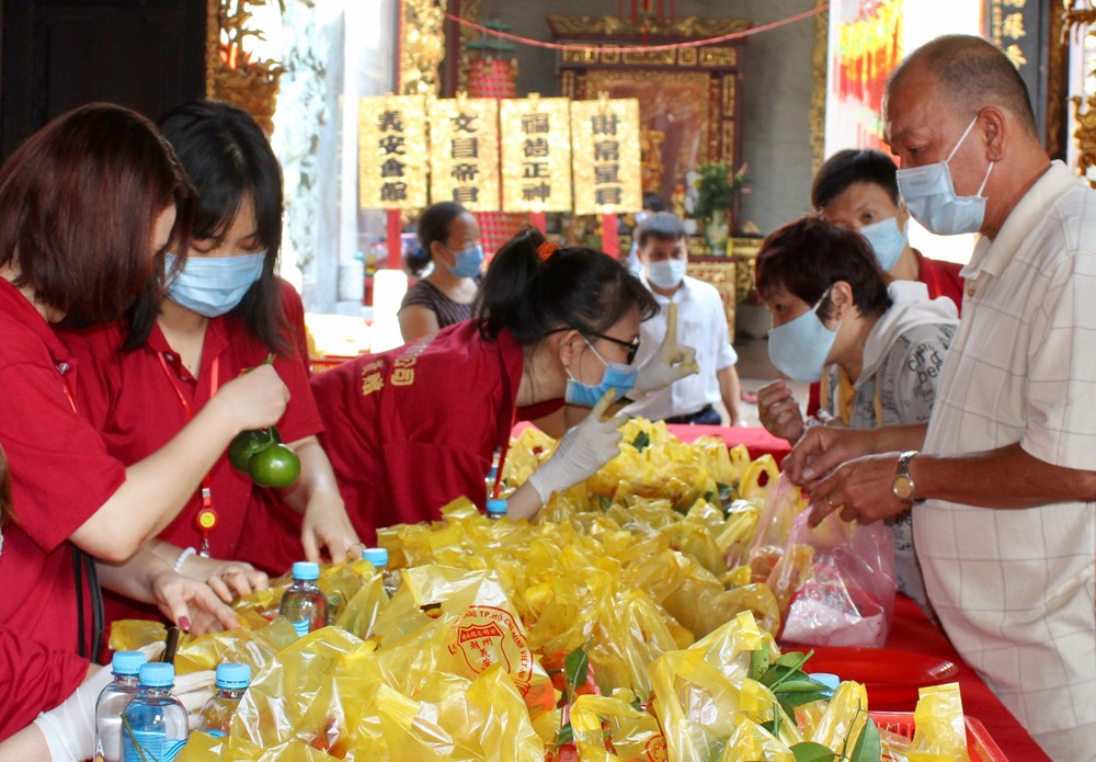 善信在堤岸關帝廟有序地“借富”。