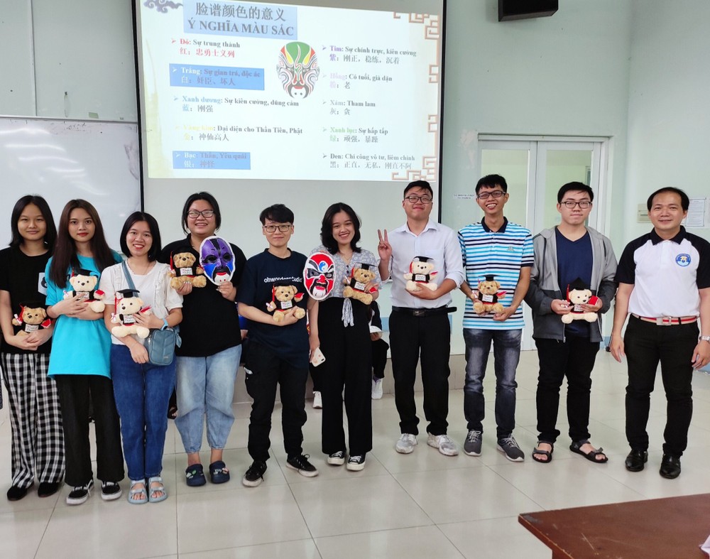 文獻大學外語系中文專業主任賴開榮（右）與漢語俱樂部大學生合照