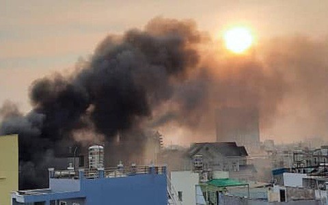 濃煙從失火住房冒出。