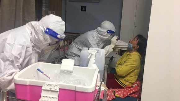 115嘉安醫院醫護人員進行採樣。