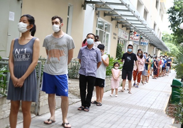 公寓居民排隊等待採檢。(圖源:日盛)