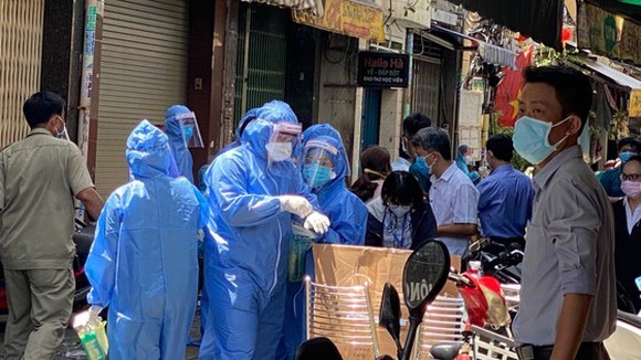 醫護人員為第三郡新冠病例的接觸者採樣檢測。