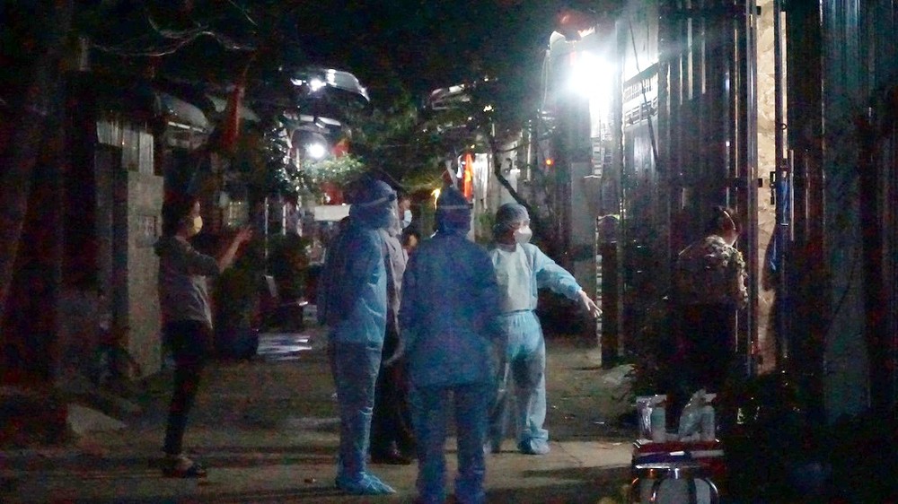 醫護人員準備對患者的住所進行消毒。