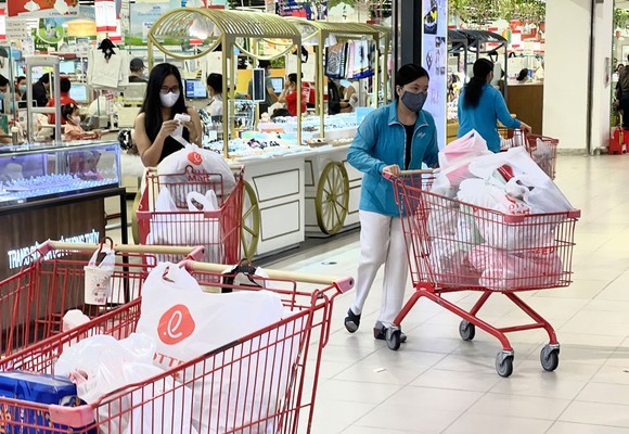 民眾爭取時間到超市購物。