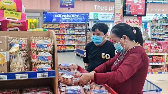 民眾在超市購物。