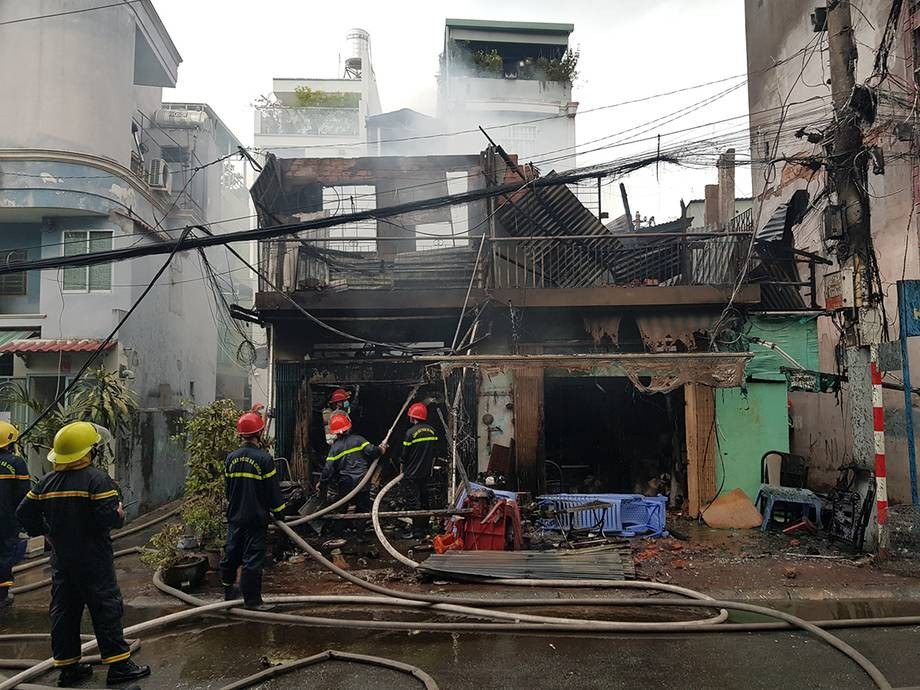 第八郡政興橋下發生大火 ảnh 1