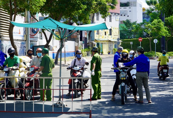 公安在街上檢查民眾外出理由。