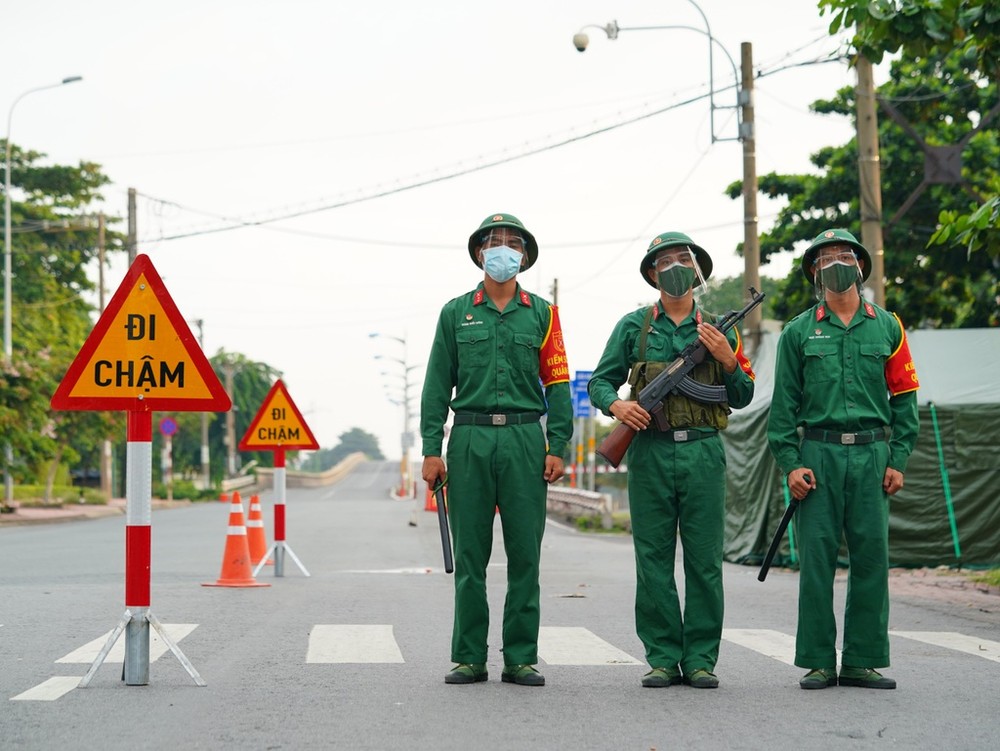 軍隊配合檢查。(圖源：獨立)