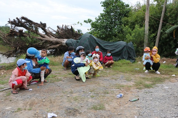 許多勞工沒錢交房租，不得不回鄉。