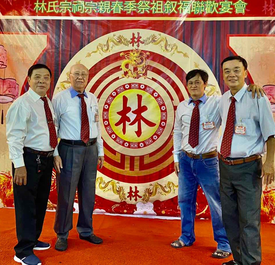 林漢强老師(左二)與林氏宗親合照。