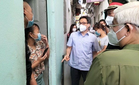 政府副總理武德膽同工作團前往檢查順安市某出租住房區。