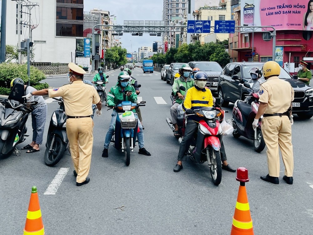 街上有多個流動巡邏小組檢查民眾外出。