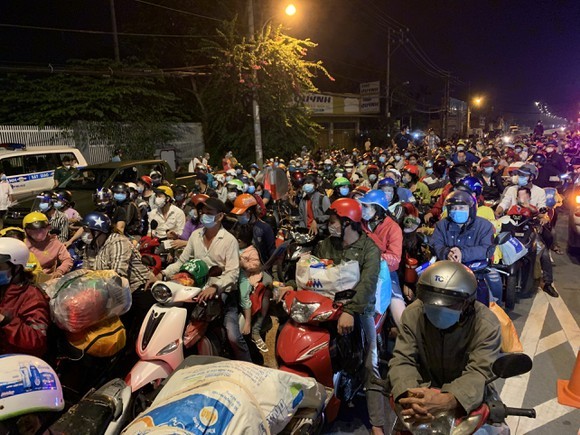 數千人騎摩托車擅自回鄉。