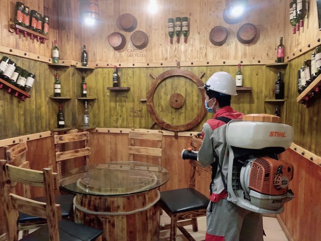 某餐廳消毒準備重新迎接顧客。