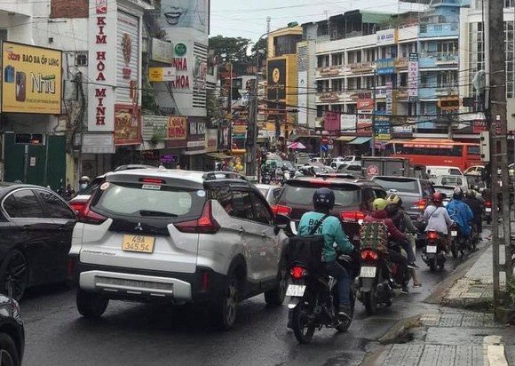 遊客前往大勒市度假使街道車流量激增。