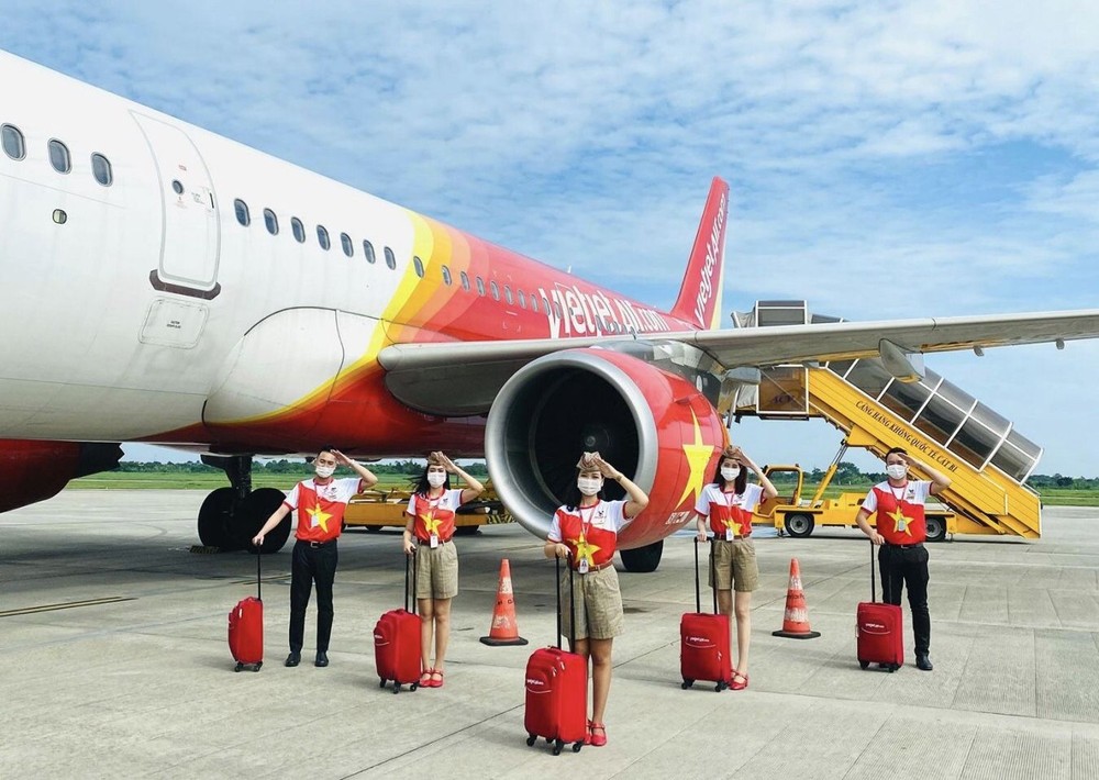 越捷航空乘務員準備啟程為遊客服務。