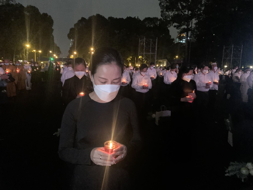 本市民眾點燃燭光悼念。