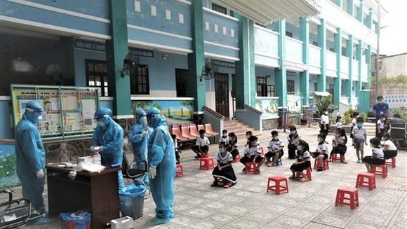 盛安小學生於10月時進行採樣檢測以返校復課。