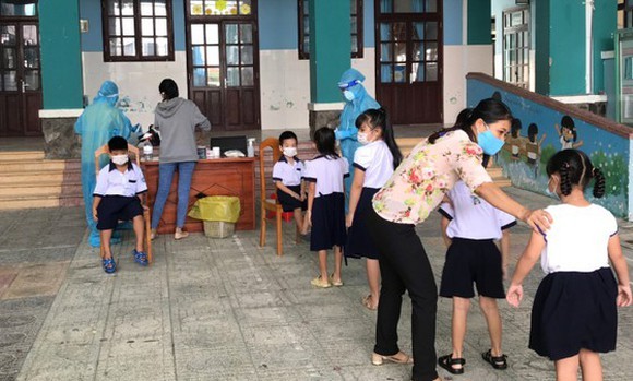 盛安小學學生進行採樣檢測。