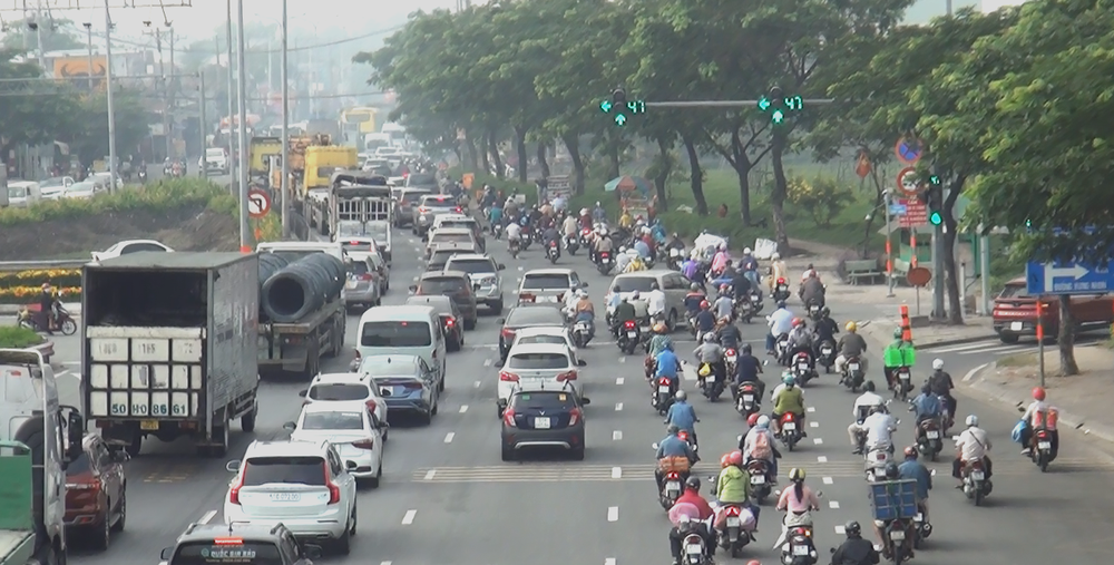 本市西面通道變得車水馬龍。