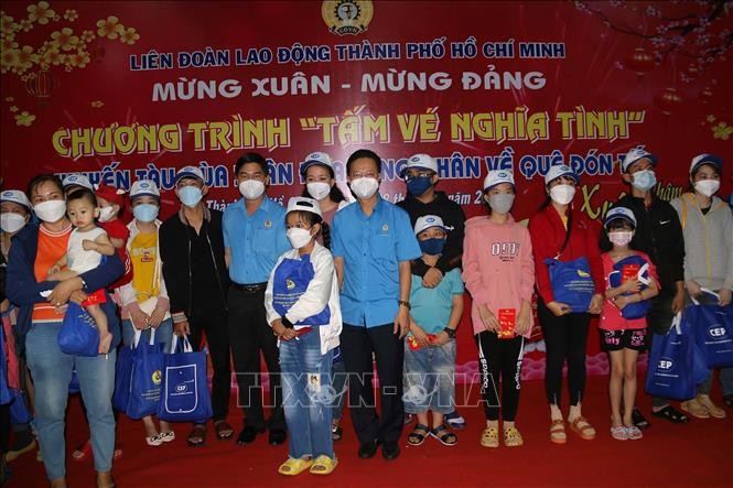 市勞動聯團領導向勞動者贈送禮物。