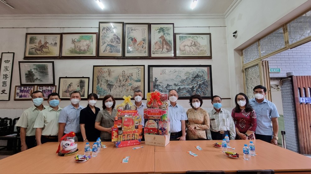 市越南祖國陣線委員會領導向華人會館拜年 ảnh 1