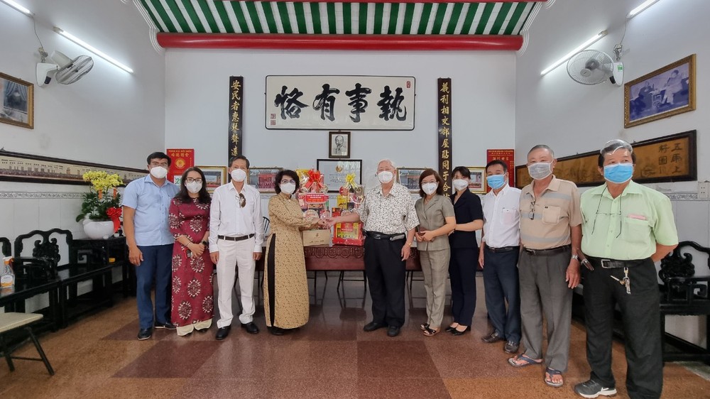 市越南祖國陣線委員會領導向華人會館拜年 ảnh 2