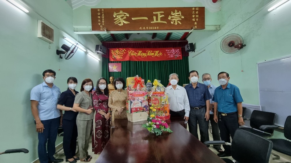 市越南祖國陣線委員會領導向華人會館拜年 ảnh 3