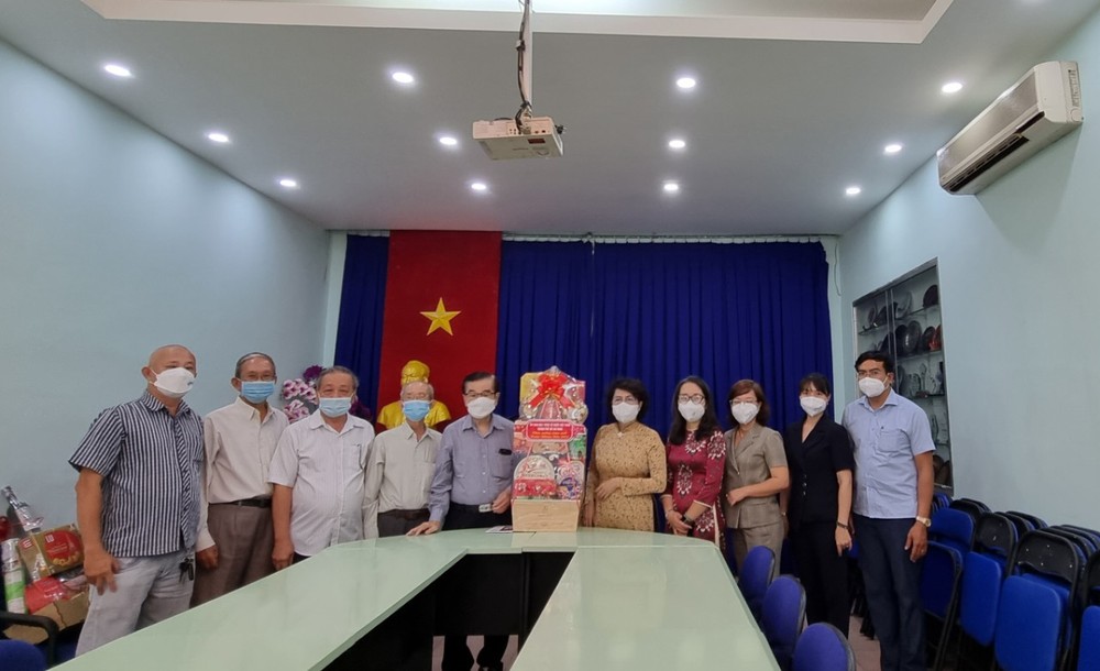 市越南祖國陣線委員會領導向華人會館拜年 ảnh 4