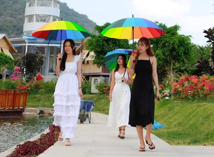 旅遊區吸引遊客在初春參觀。