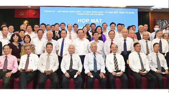 市領導與各模範教授、副教授及醫生合影。