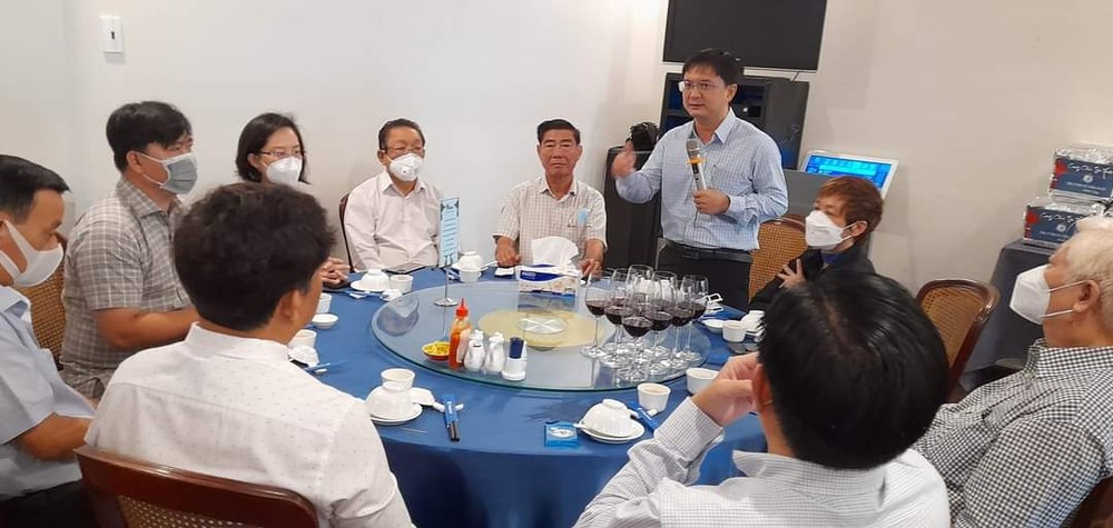 第五郡郡委書記阮孟強與企業家交流。