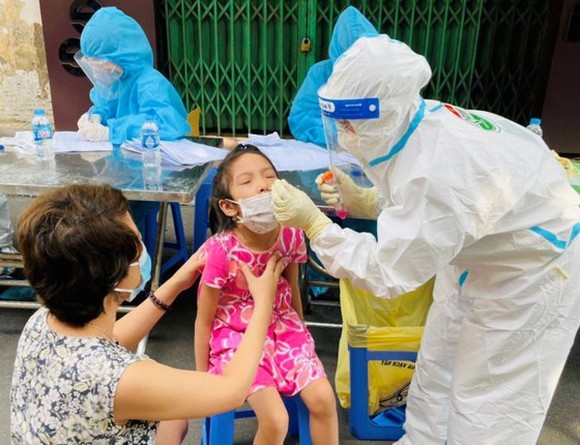 為兒童進行新冠病毒檢測。