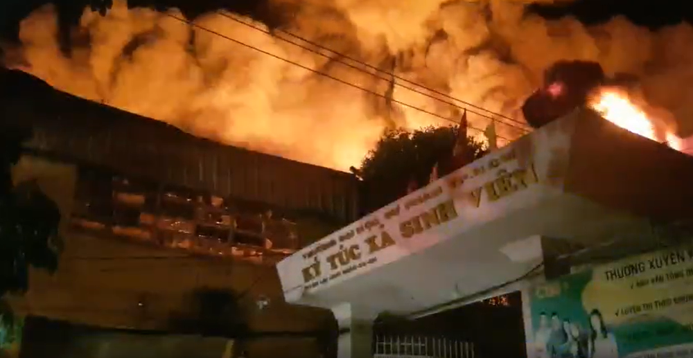 大火籠罩整個倉庫。