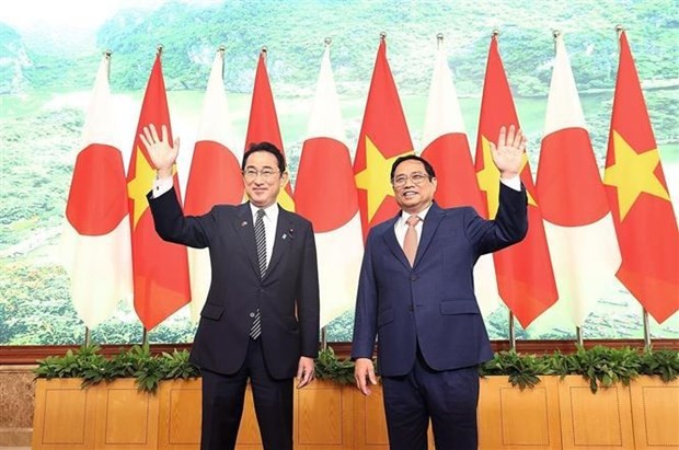 越南政府總理范明政(右)與日本首相岸田文雄 圖自越通社