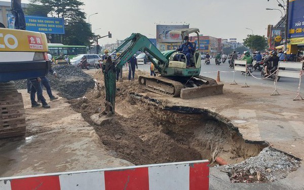 交岔路口水管破裂造成陷坑