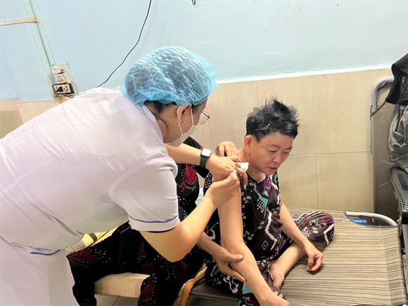 醫護人員上門為高齡者接種。