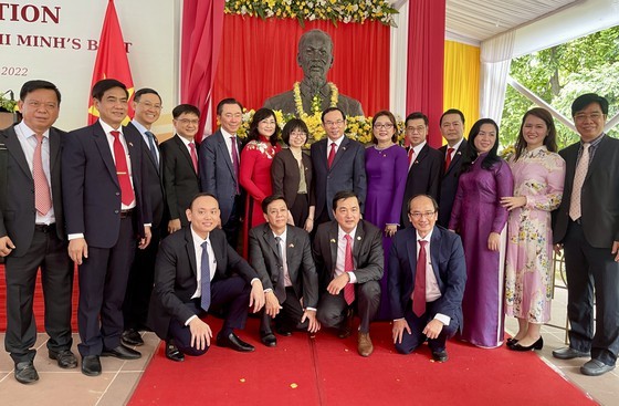 胡志明市高級代表團出席新德里舉行的胡志明主席塑像台落成儀式。