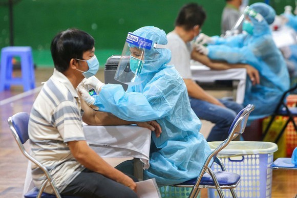 醫護人員為人民接種。