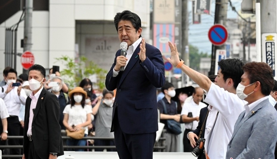 日本前首相安倍晉三在遭遇槍擊前,正在進行街頭演講。