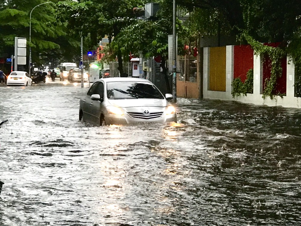 本市暴雨後多條街受淹 交通混亂 ảnh 3 本市暴雨後多條街受淹 交通混亂 ảnh 3