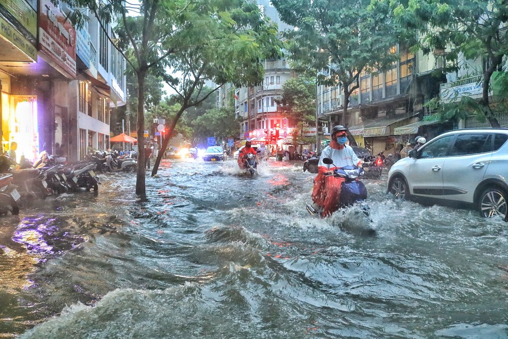 本市暴雨後多條街受淹 交通混亂 ảnh 1 本市暴雨後多條街受淹 交通混亂 ảnh 1