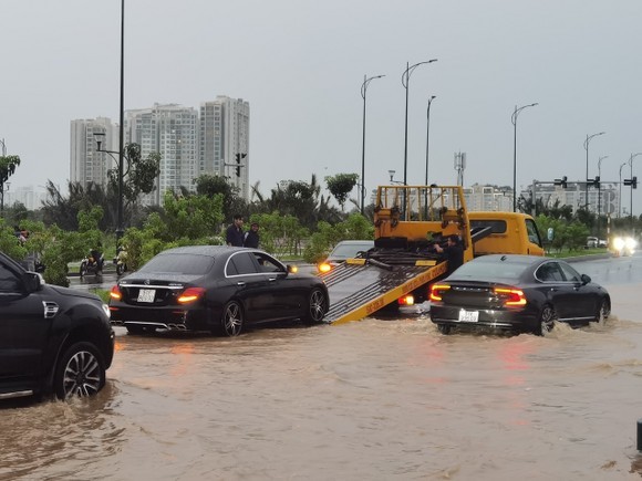 本市暴雨後多條街受淹 交通混亂 ảnh 4 本市暴雨後多條街受淹 交通混亂 ảnh 4
