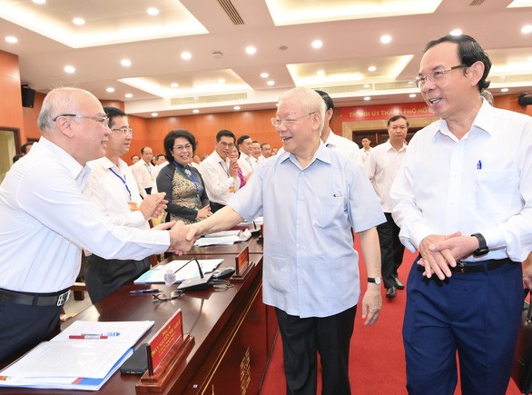 黨中央總書記阮富仲與各代表交談。