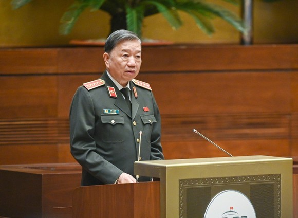 公安部部長蘇霖大將。