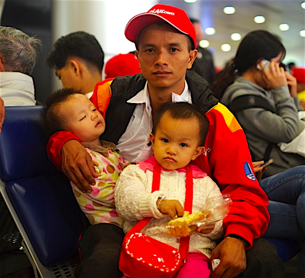 愛心航班讓貧困工人有機會回鄉與家人團圓歡度春節。