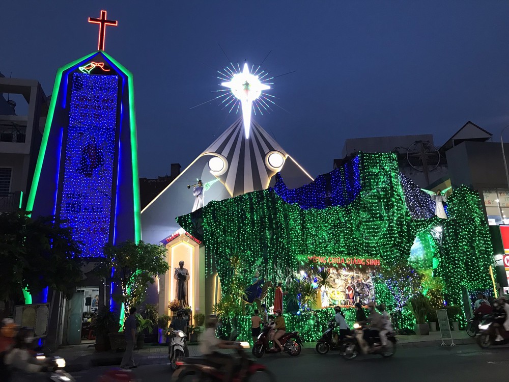 新富郡教堂的燈飾裝置吸引許多路人停下來駐足拍照。
